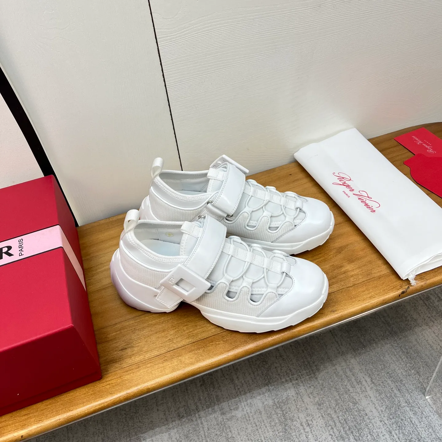👟👟Ex-factory price 560👟👟 Genuine leather sole +30 2025 spring and summer new CHANEL white slippers, full of luxury style. The upper is decorated with iconic double C elements and is matched with exquisite plaid weaving. It is light and elegant, and the details are full of brand recognition. The simple flat bottom design fits the shape of the foot and brings a comfortable wearing experience. Whether paired with casual shorts, skirts, or simple suits, it can easily enhance the sense of fashion and highlight the wearer's exquisite taste and elegance. It is an excellent item for fashionistas to create exquisite looks. Color: black white